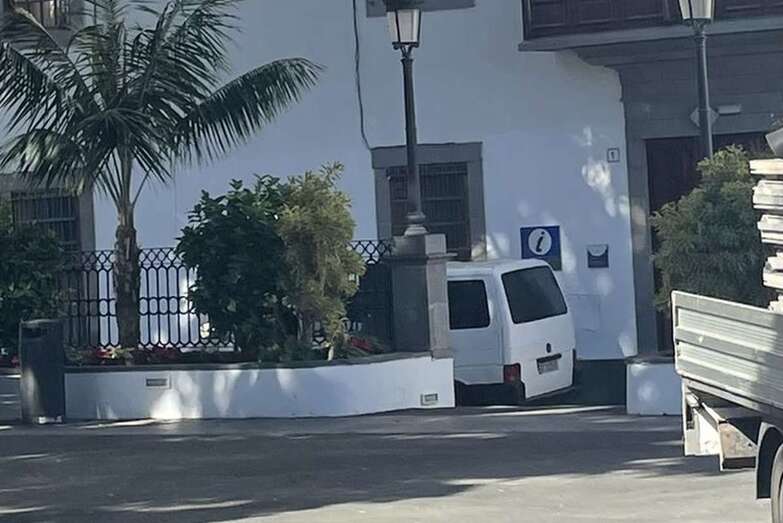 Vehículo aparcado junto a la puerta principal del Ayuntamiento de Telde/TA.